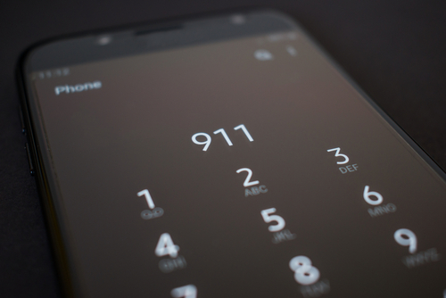 Smartphone screen displaying a dialing pad with number 911.